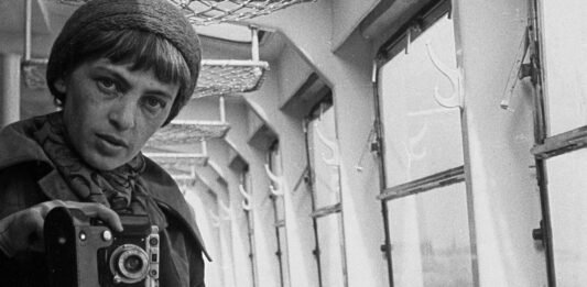 Masha Ivashintsova, uma fotógrafa soviética Detalhe de um autorretrato de Masha Ivashintsova, feito em Leningrado, URSS, em 1978.