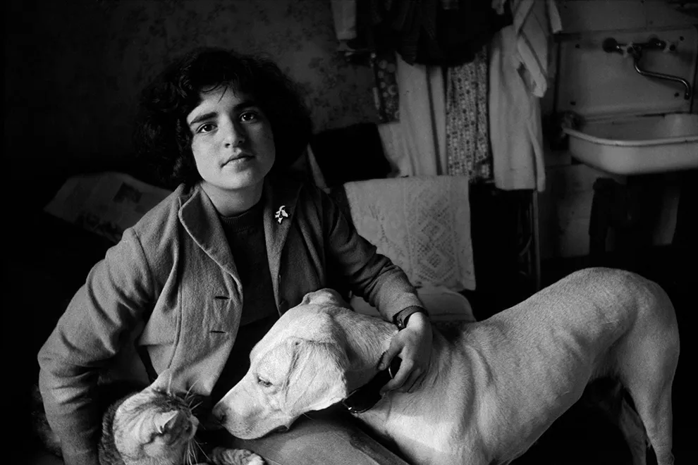 Retrato de Asya Ivashintsova-Melkumyan, filha de Masha Ivashintsova, com sua cachorra Marta e seu gato Pusya